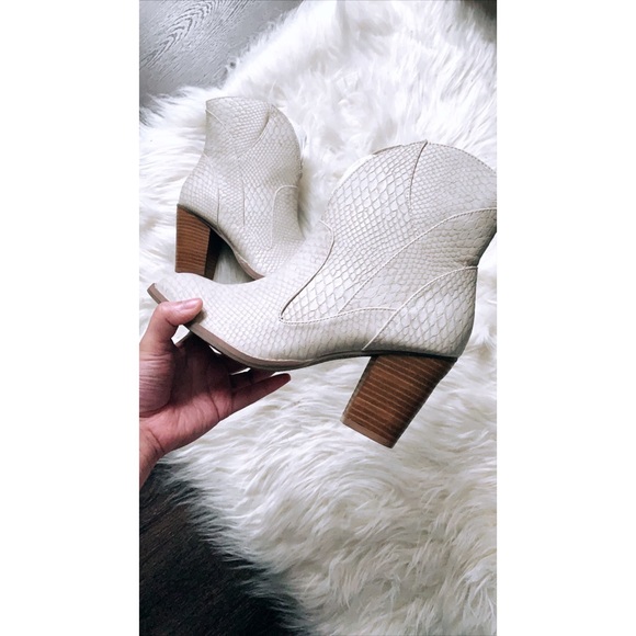 NanaMacs Shoes - White booties